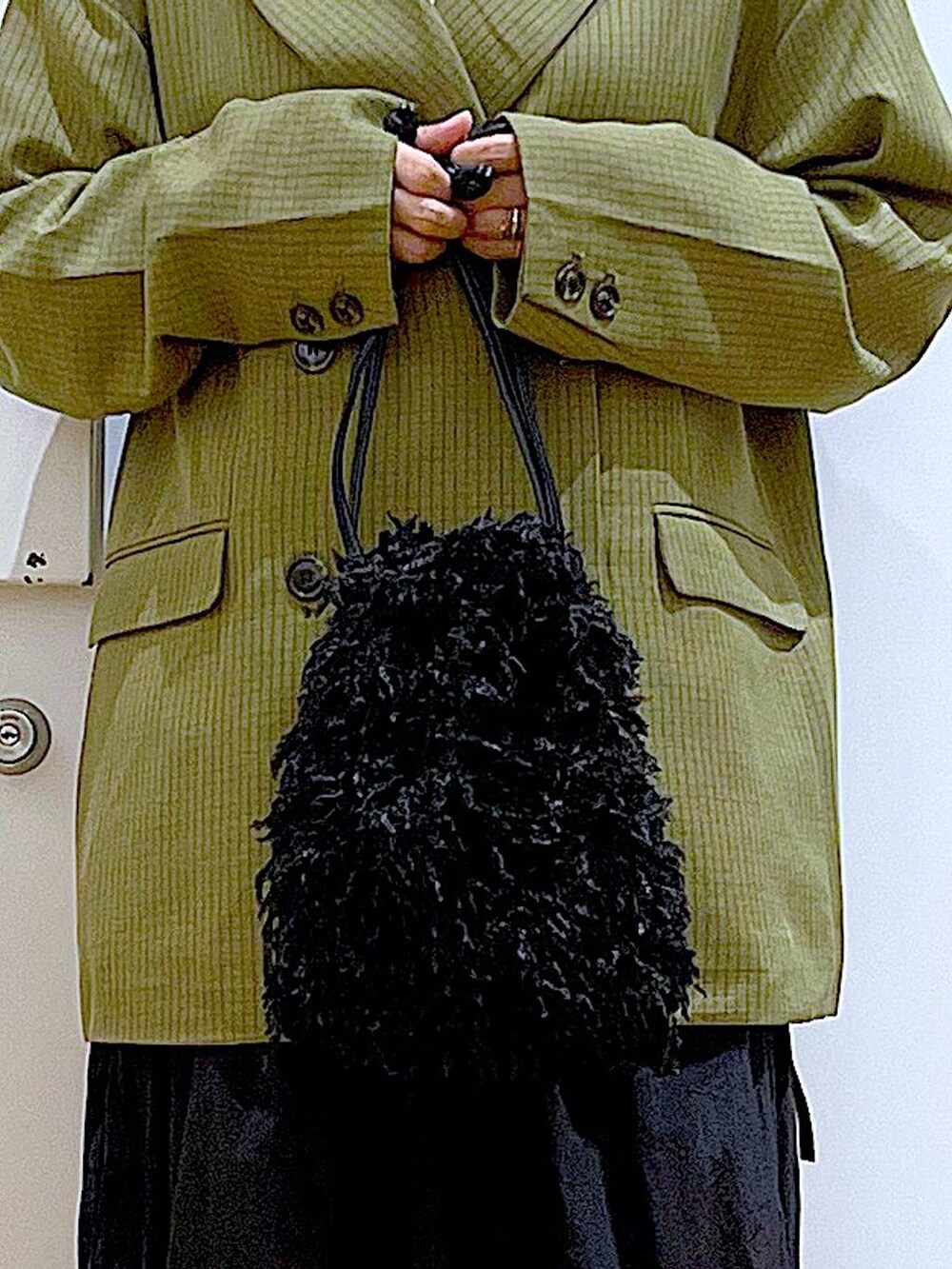 ブラック系のショルダーバッグ、ホワイト系のパンプス、ホワイト系のTシャツ/カットソーを着用したレディースの秋コーディネートの9枚目の写真