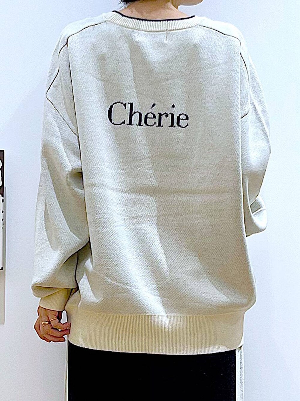 ベージュ系のニット/セーター、その他のショルダーバッグ、ブラック系のスカートを着用したレディースの冬コーディネートの7枚目の写真