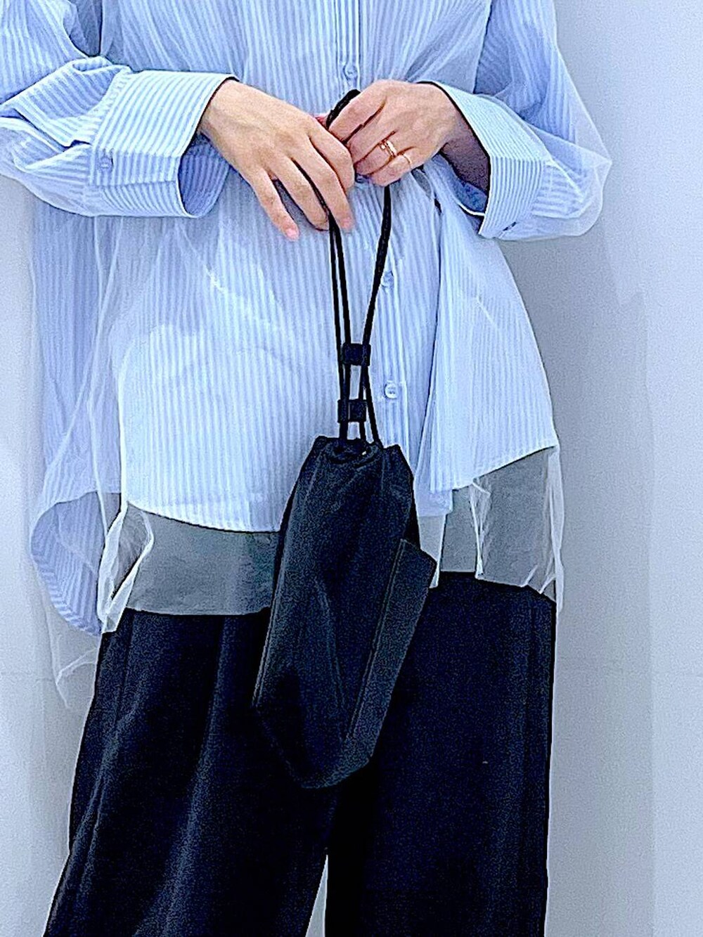 ブラック系のショルダーバッグ、ブラック系のその他パンツ、ブルー系のシャツ/ブラウスを着用したレディースの秋コーディネートの9枚目の写真