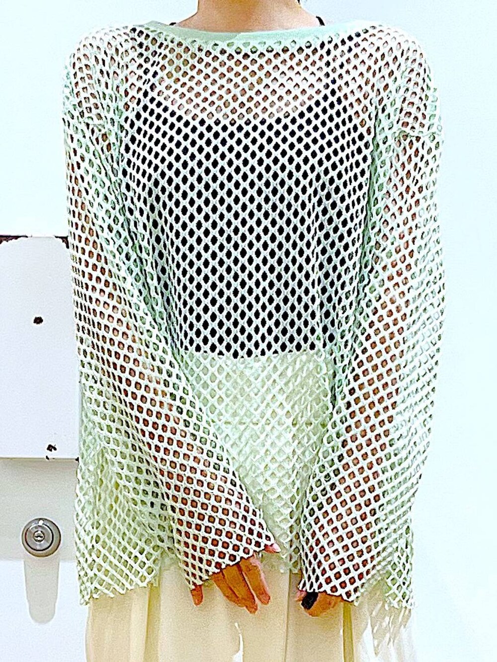 シルバー系のショルダーバッグ、グリーン系のTシャツ/カットソー、ホワイト系のパンプスを着用したレディースの春コーディネートの7枚目の写真