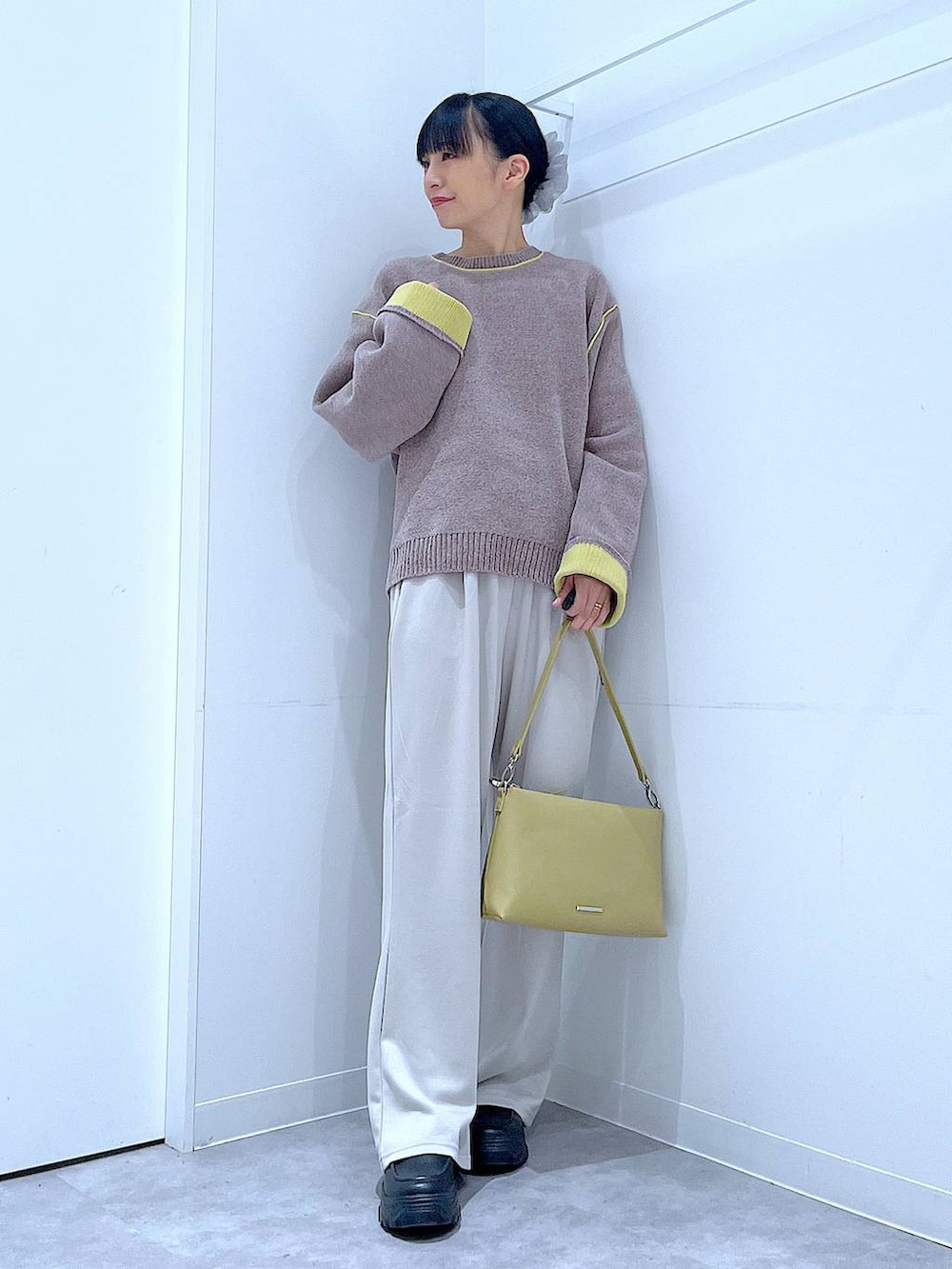ベージュ系のショルダーバッグ、グレー系のその他パンツ、ブラウン系のニット/セーターを着用したレディースの秋コーディネートの2枚目の写真