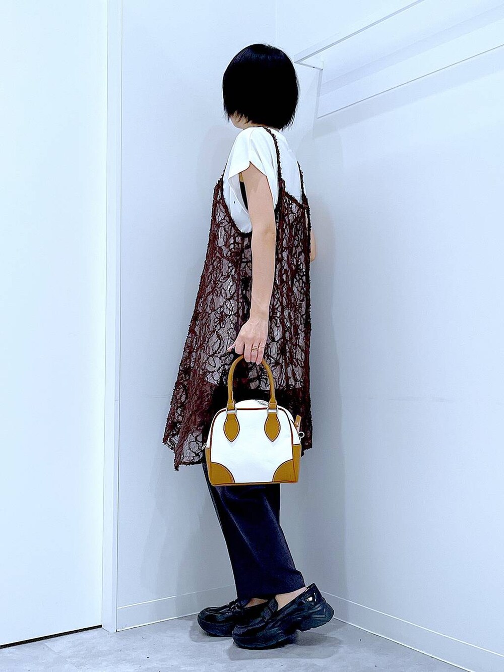 ホワイト系のTシャツ/カットソー、ブラック系のローファー、ベージュ系のチュニックを着用したレディースの夏コーディネートの3枚目の写真