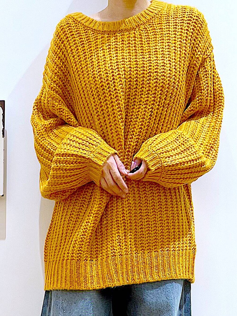 ベージュ系のブーツ、その他のショルダーバッグ、ブルー系のデニムパンツを着用したレディースの冬コーディネートの7枚目の写真