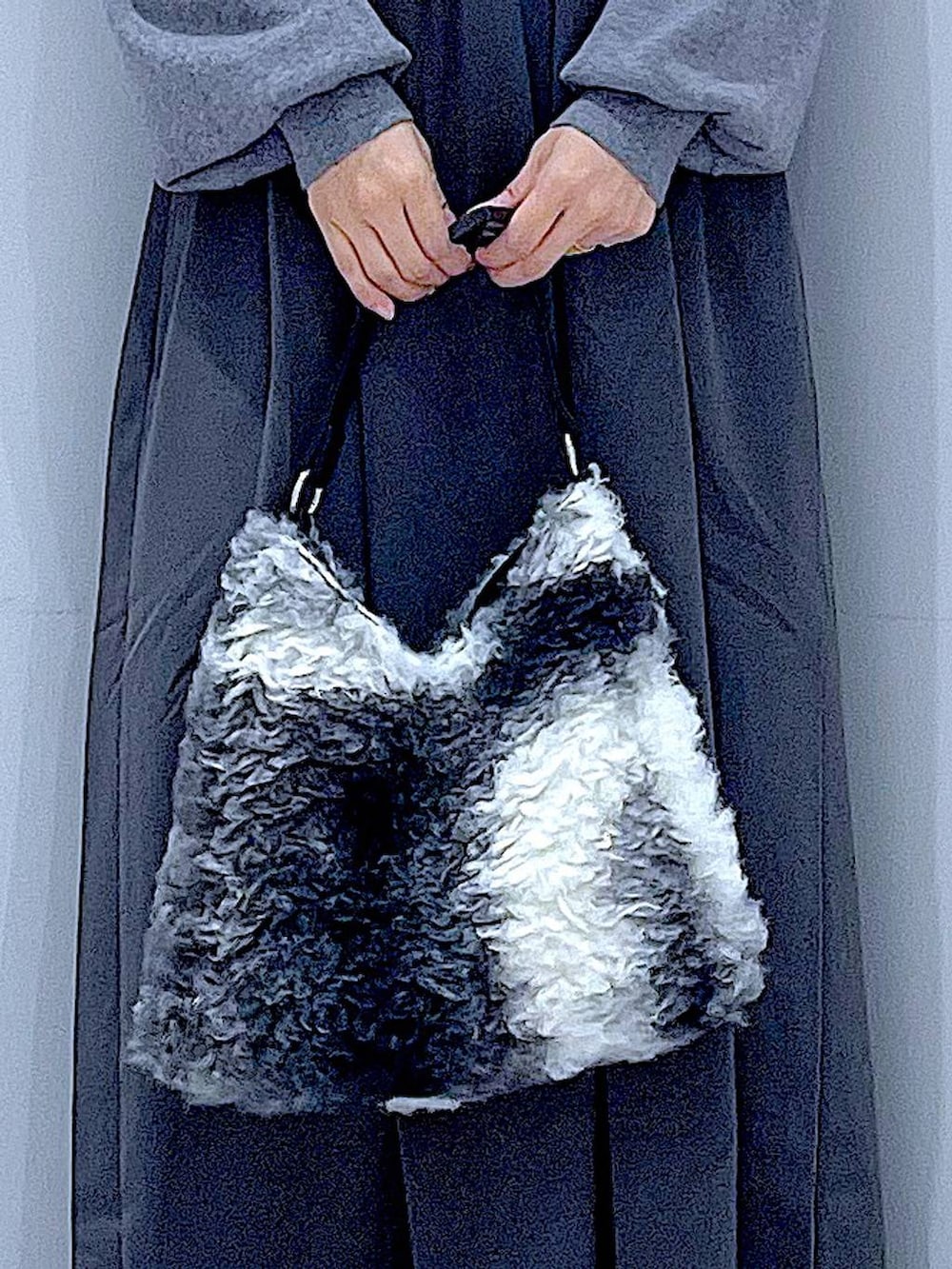 ブラック系のブーツ、ブラック系のショルダーバッグ、グレー系のワンピースを着用したレディースの秋コーディネートの9枚目の写真