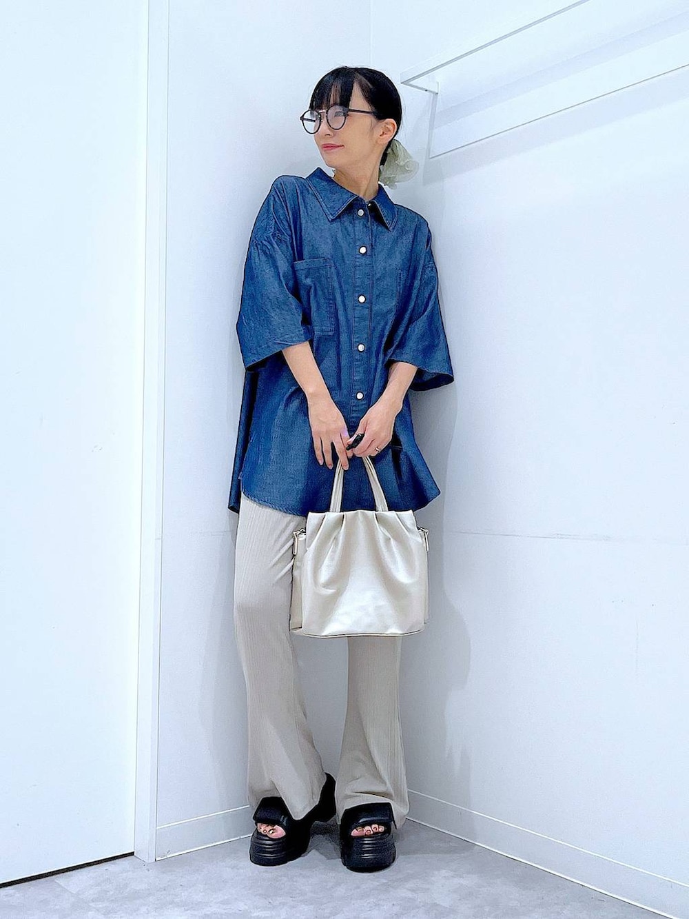 ベージュ系のその他パンツ、ブラック系のサンダル、ブルー系のシャツ/ブラウスを着用したレディースの夏コーディネートの2枚目の写真