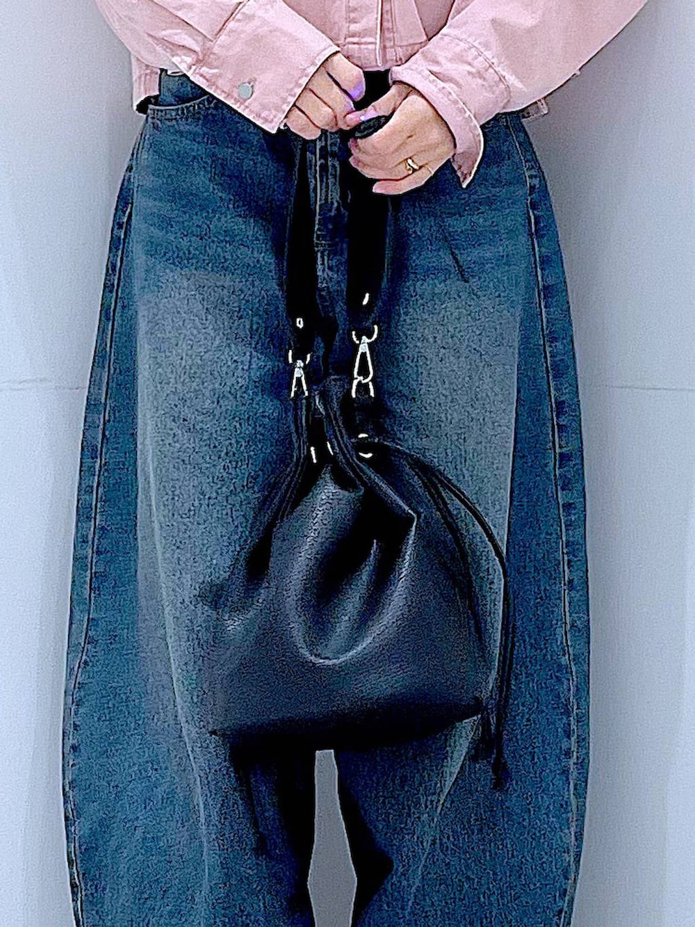 ブルー系のデニムパンツ、ピンク系のシャツ/ブラウス、ブラック系のショルダーバッグを着用したレディースの冬コーディネートの9枚目の写真