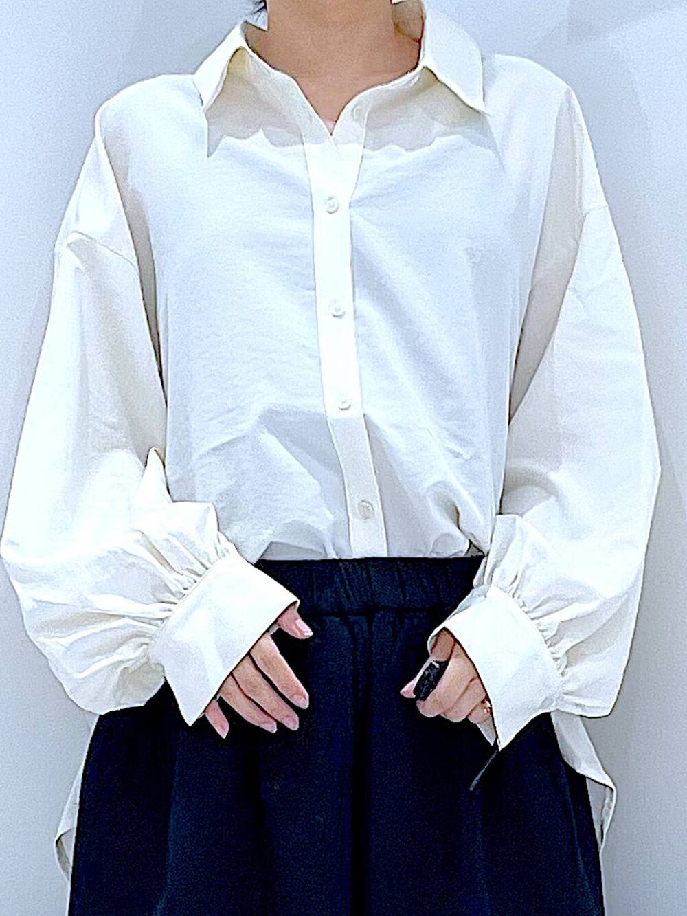 ブラック系のローファー、その他のショルダーバッグ、ブラック系のスウェットパンツを着用したレディースの秋コーディネートの7枚目の写真