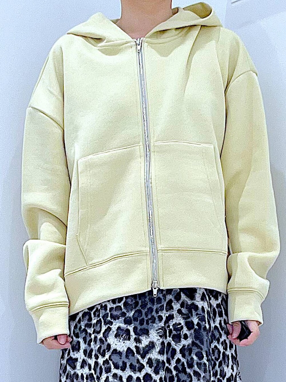 ブラック系のローファー、グレー系のスカート、イエロー系のパーカーを着用したレディースの秋コーディネートの7枚目の写真