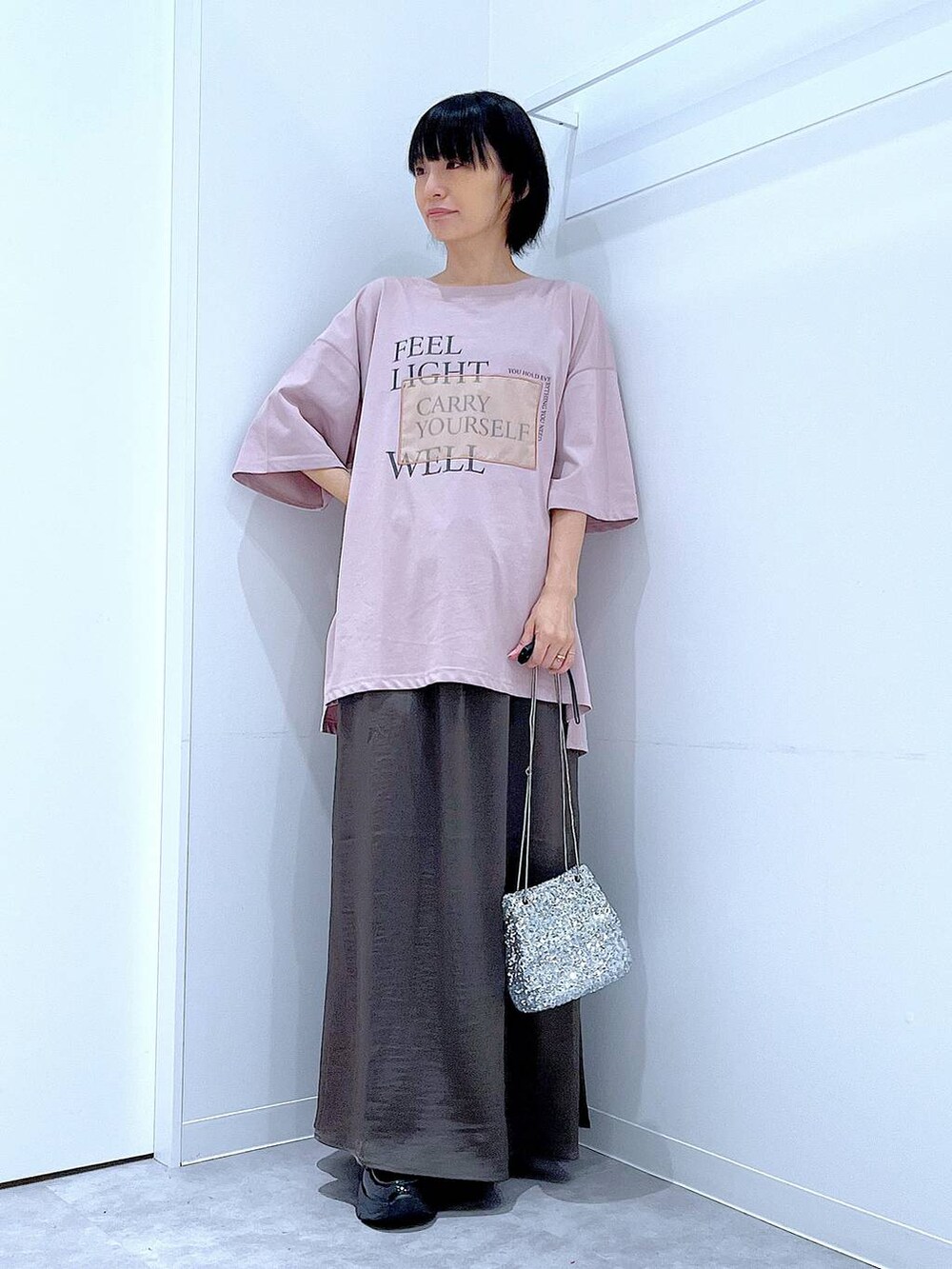 シルバー系のショルダーバッグ、ブラック系のローファー、ピンク系のTシャツ/カットソーを着用したレディースの秋コーディネートの2枚目の写真