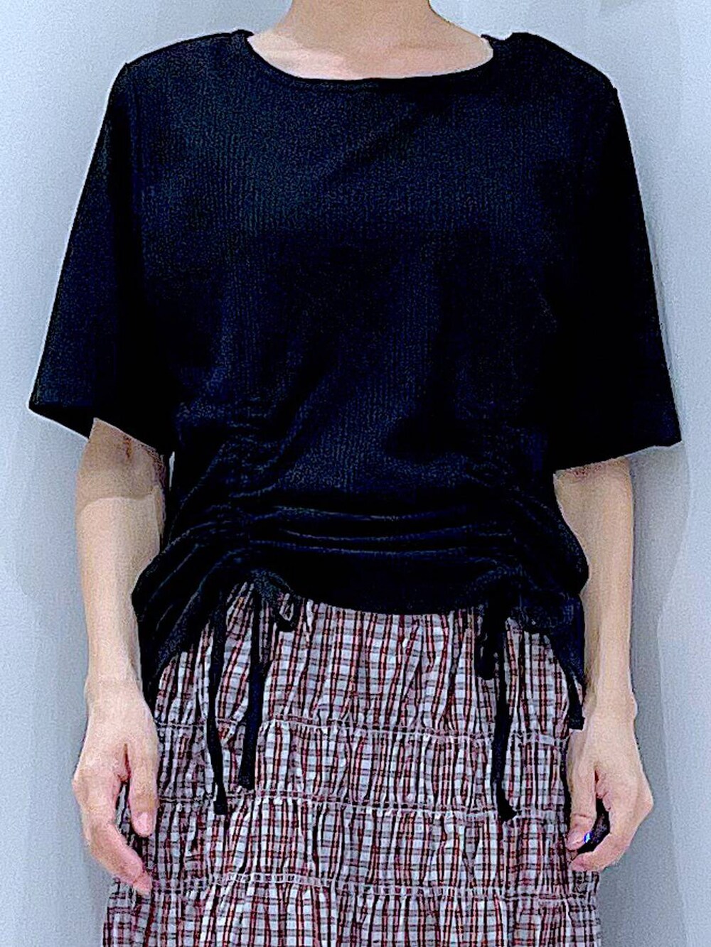 ブラック系のサンダル、ブラック系のTシャツ/カットソー、その他のショルダーバッグを着用したレディースの夏コーディネートの7枚目の写真