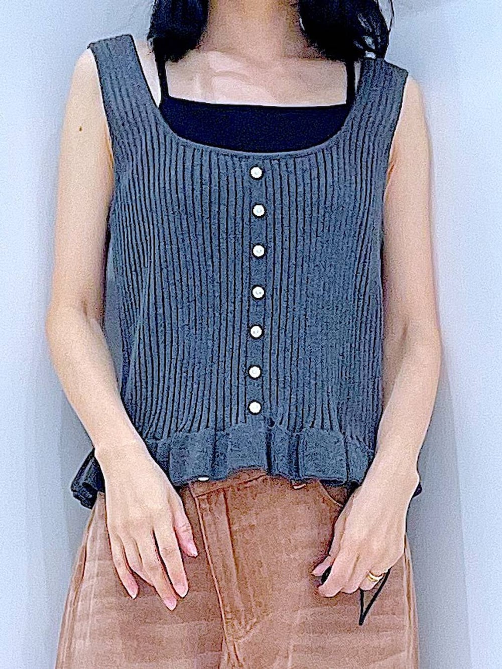 ブラウン系のデニムパンツ、グレー系のその他トップス、その他のハンドバッグを着用したレディースの夏コーディネートの7枚目の写真