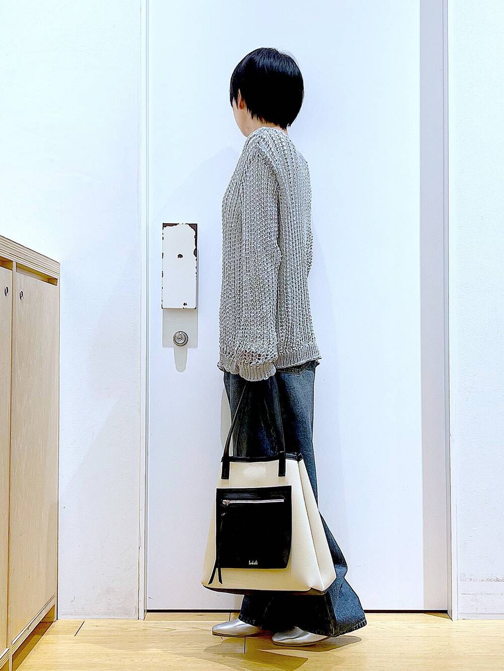 ブルー系のデニムパンツ、ホワイト系のトートバッグ、シルバー系のパンプスを着用したレディースの春コーディネートの3枚目の写真