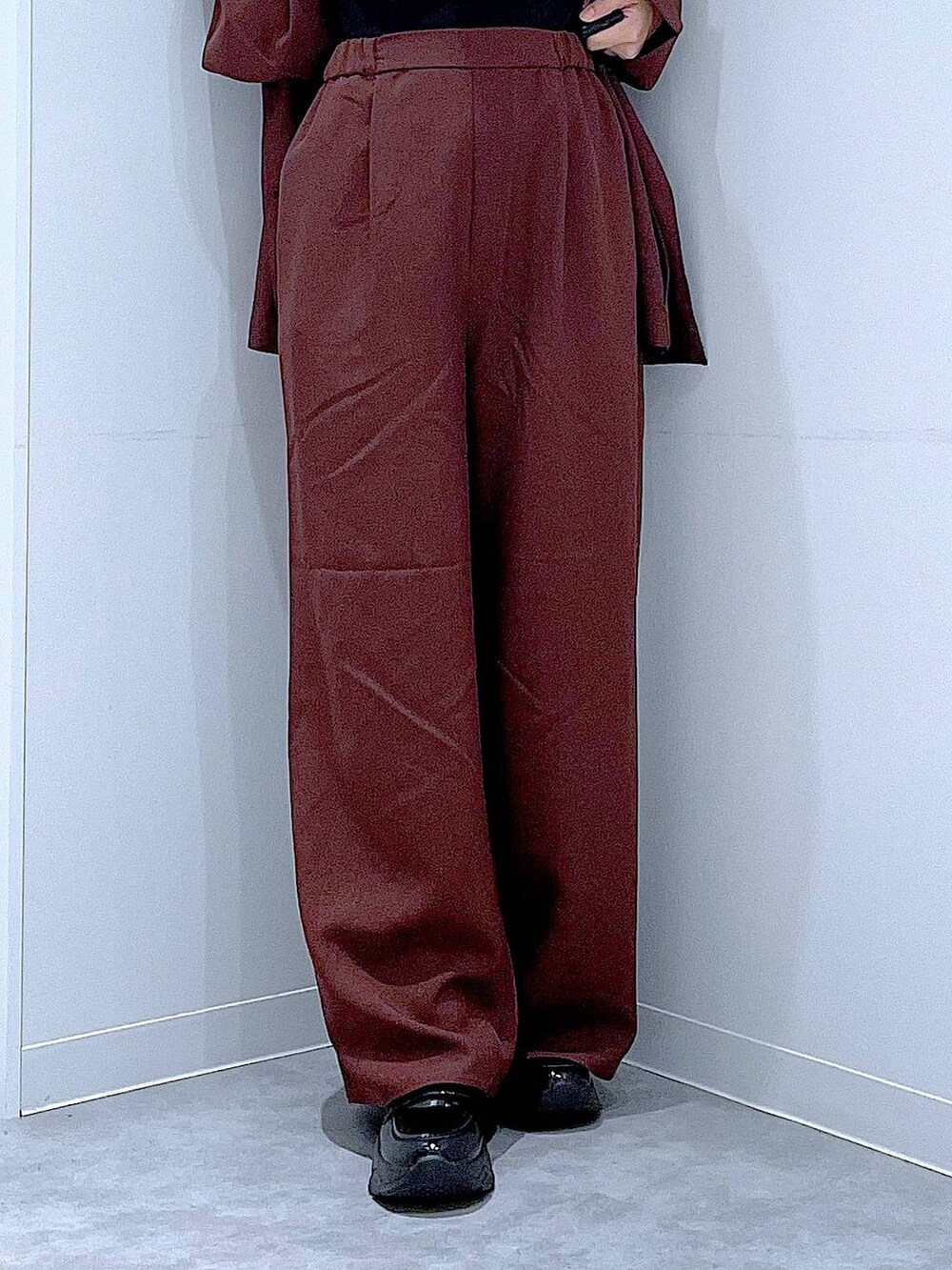 ブラック系のローファー、その他のショルダーバッグ、レッド系のテーラードジャケットを着用したレディースの秋コーディネートの8枚目の写真