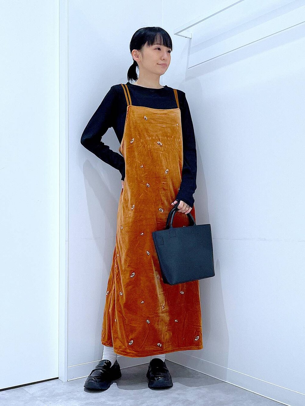 ブラック系のTシャツ/カットソー、ブラック系のショルダーバッグ、ブラック系のローファーを着用したレディースの秋コーディネートの2枚目の写真