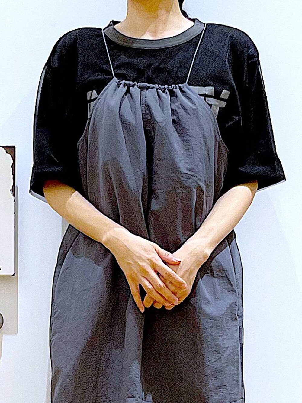 ブラック系のワンピース、その他のパンプス、ブラック系のショルダーバッグを着用したレディースの春コーディネートの7枚目の写真