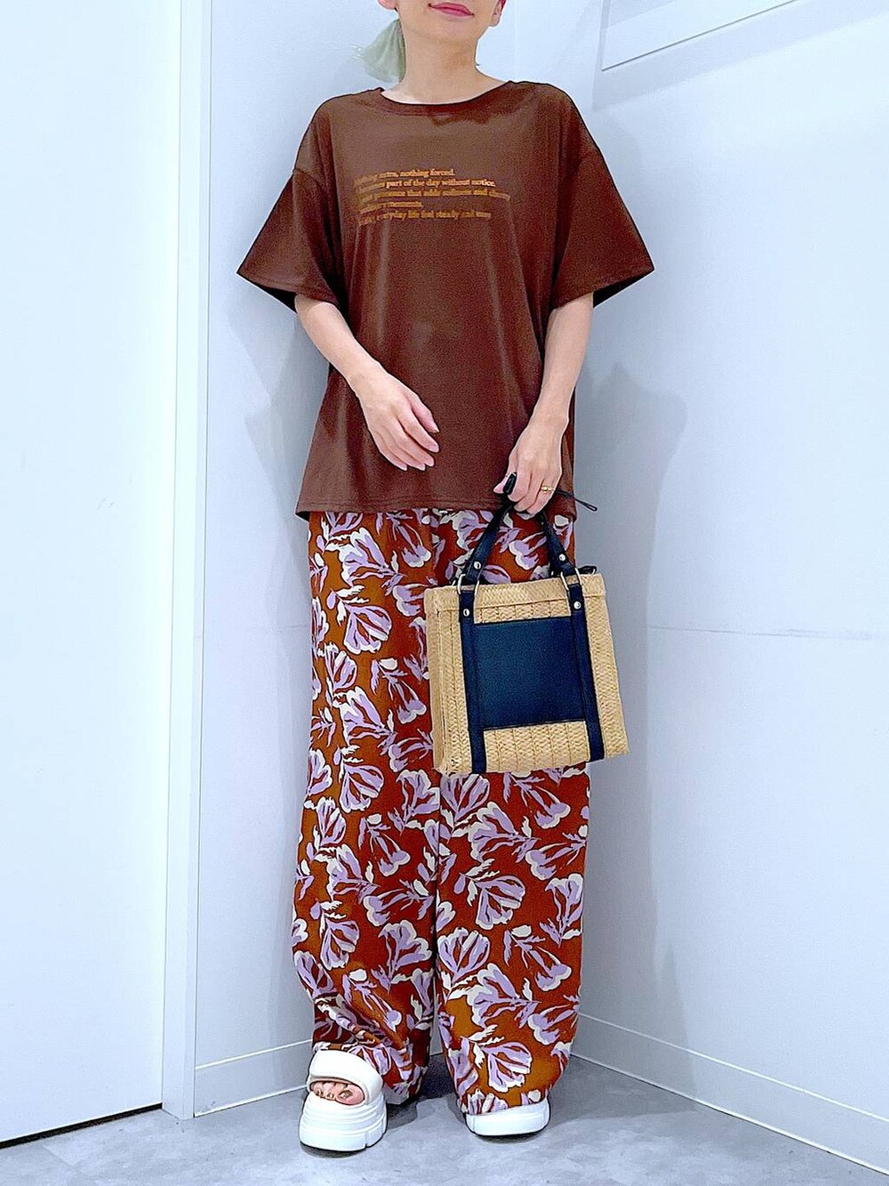 ブラウン系のその他パンツ、ベージュ系のショルダーバッグ、ホワイト系のサンダルを着用したレディースの夏コーディネートの6枚目の写真