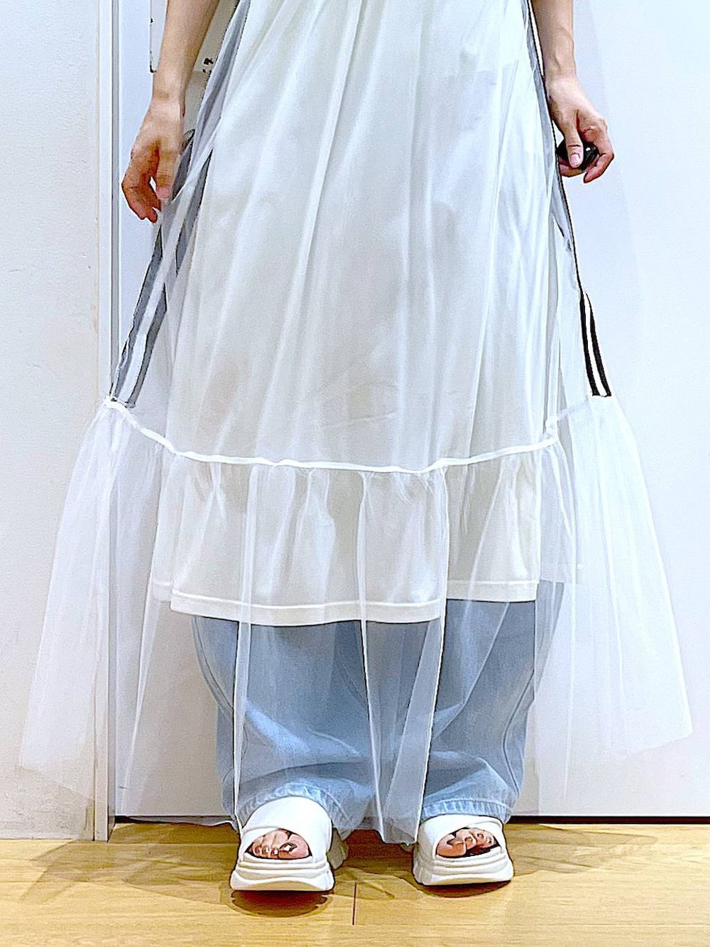 ホワイト系のサンダル、ホワイト系のワンピース、ベージュ系のショルダーバッグを着用したレディースの夏コーディネートの8枚目の写真