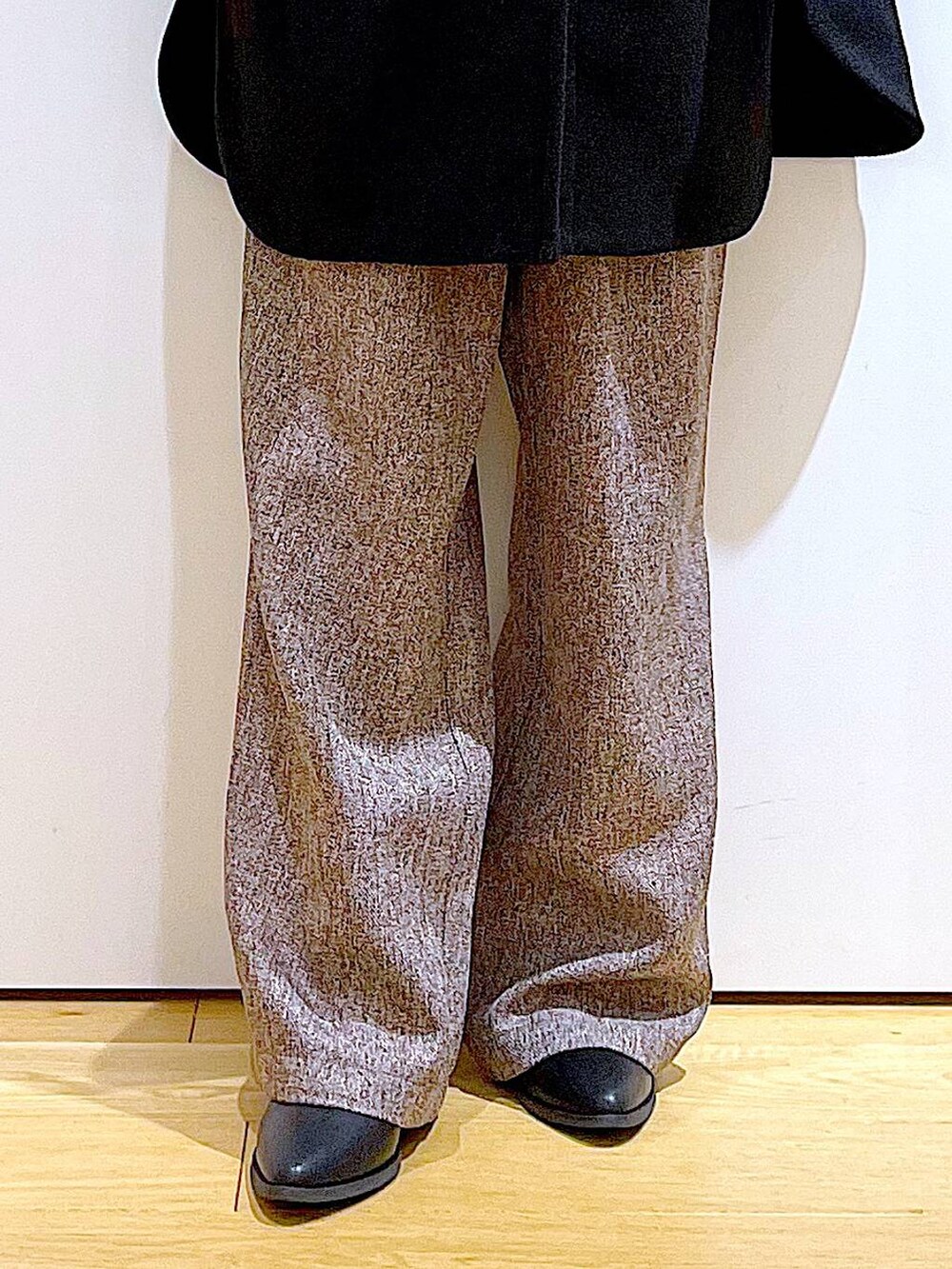 ブラック系のその他アウター、ブラック系のブーツ、ブラック系のトートバッグを着用したレディースの冬コーディネートの8枚目の写真