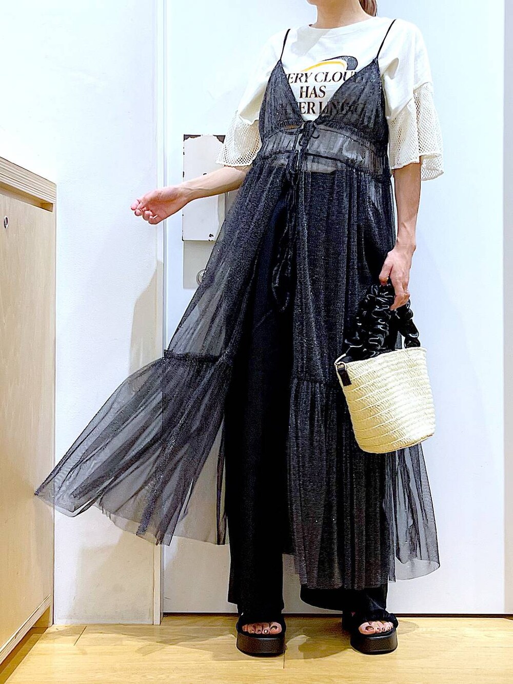 その他のワンピース、ブラック系のサンダル、ホワイト系のショルダーバッグを着用したレディースの秋コーディネートの6枚目の写真