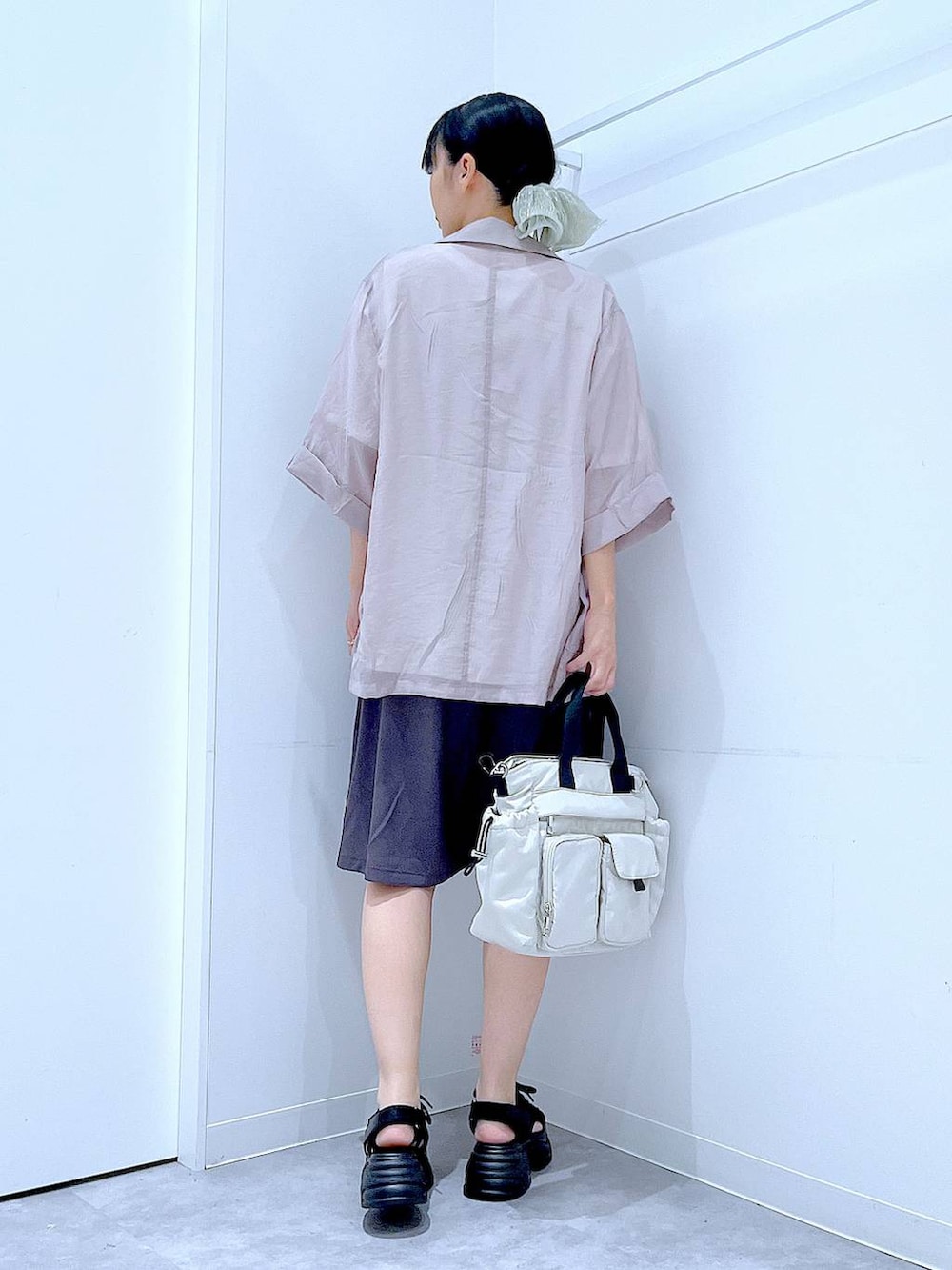 ホワイト系のTシャツ/カットソー、ホワイト系のトートバッグ、ブラック系のサンダルを着用したレディースの夏コーディネートの5枚目の写真
