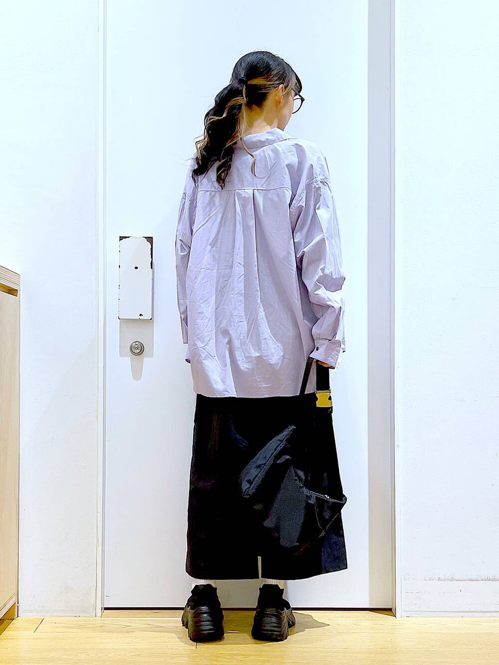 ブルー系のシャツ/ブラウス、ブラック系のスニーカー、ブラック系のショルダーバッグを着用したレディースの春コーディネートの5枚目の写真