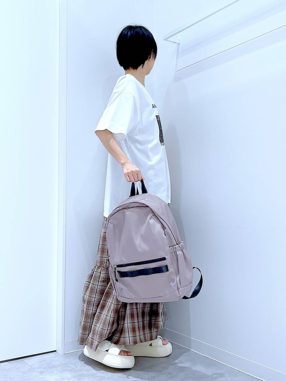 ベージュ系のバックパック/リュック、ホワイト系のサンダル、ブラウン系のワンピースを着用したレディースの夏コーディネートの4枚目の写真