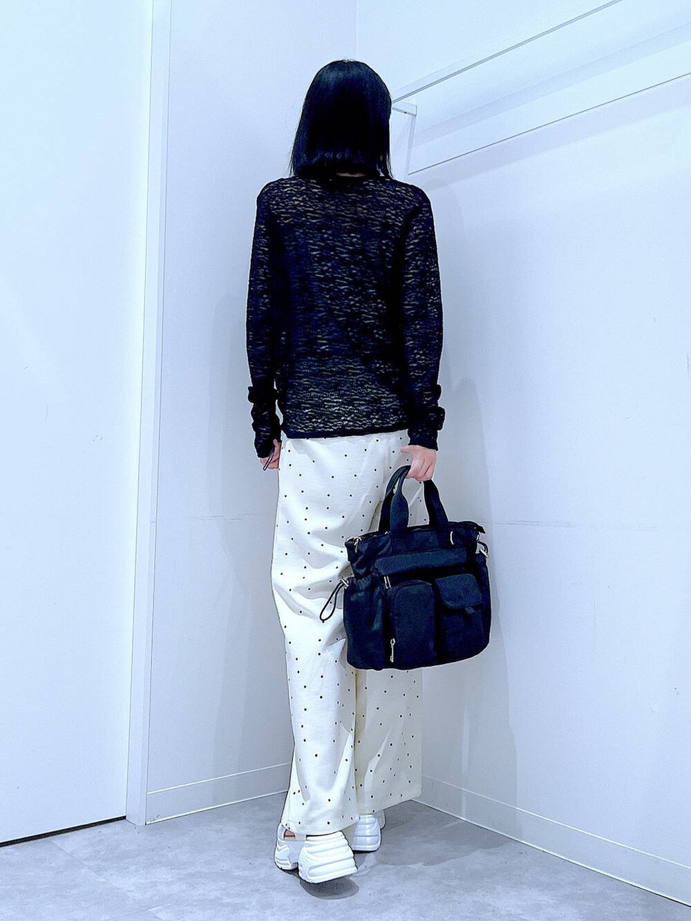 その他のその他パンツ、ブラック系のトートバッグ、ブラック系のTシャツ/カットソーを着用したレディースの夏コーディネートの5枚目の写真