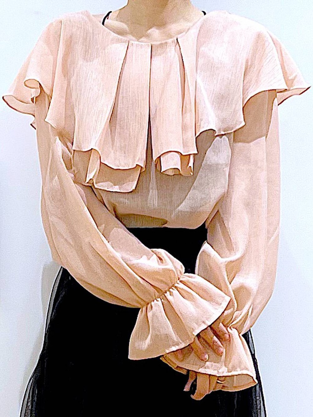 ブラック系のスカート、ブラック系のショルダーバッグ、その他のパンプスを着用したレディースの春コーディネートの7枚目の写真