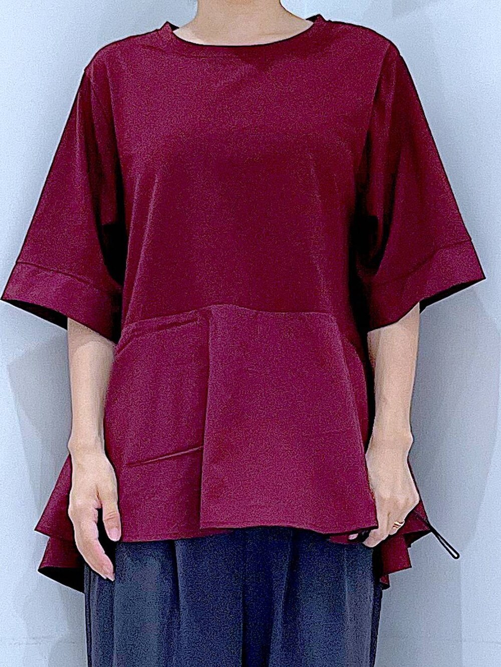 ブラック系のローファー、ブラック系のショルダーバッグ、グレー系のその他パンツを着用したレディースの秋コーディネートの7枚目の写真
