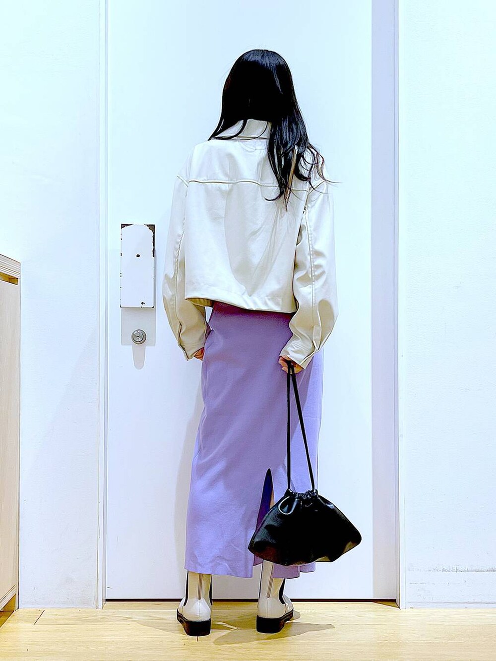 ベージュ系のブルゾン、ブラック系のTシャツ/カットソー、ベージュ系のブーツを着用したレディースの冬コーディネートの5枚目の写真