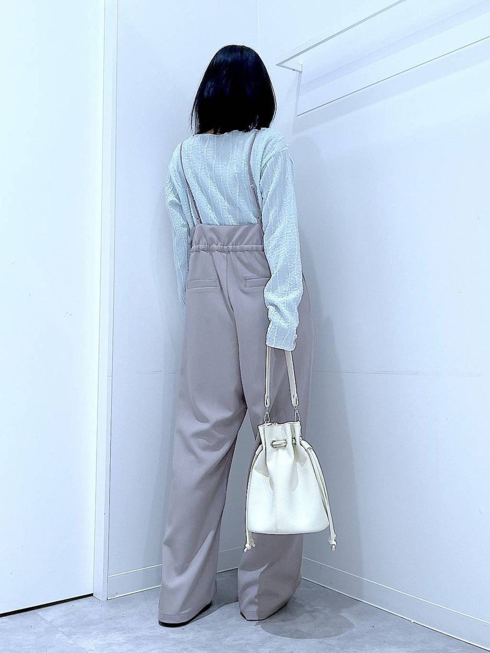 ホワイト系のショルダーバッグ、グレー系のサロペット/オーバーオール、その他のサングラスを着用したレディースの春コーディネートの5枚目の写真