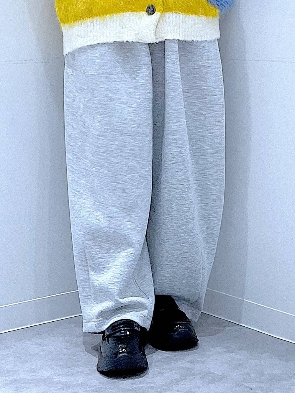 ブラック系のショルダーバッグ、ブラック系のローファー、イエロー系のカーディガン/ボレロを着用したレディースの秋コーディネートの8枚目の写真