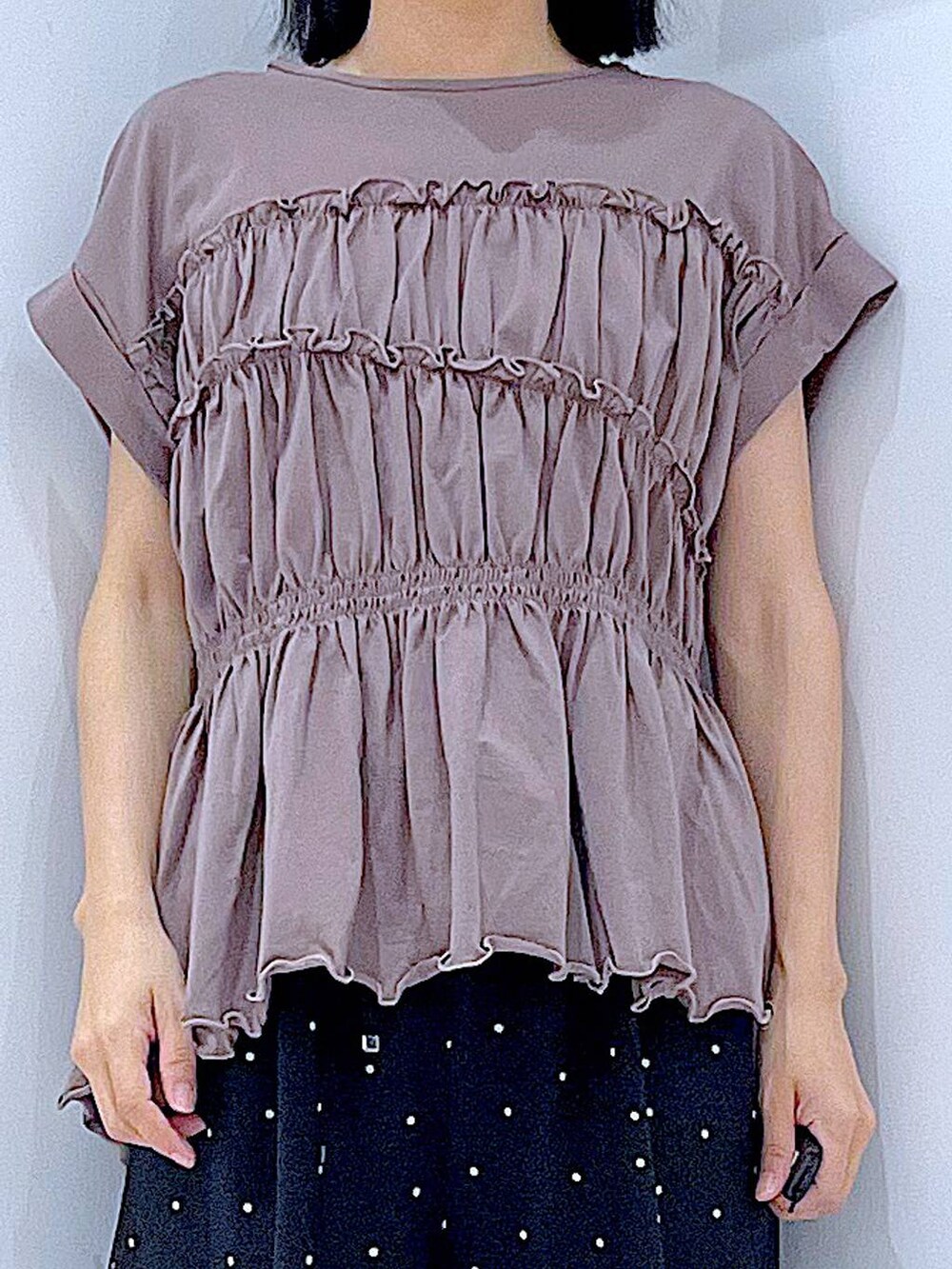 その他のその他パンツ、ホワイト系のショルダーバッグ、ブラック系のサンダルを着用したレディースの夏コーディネートの7枚目の写真