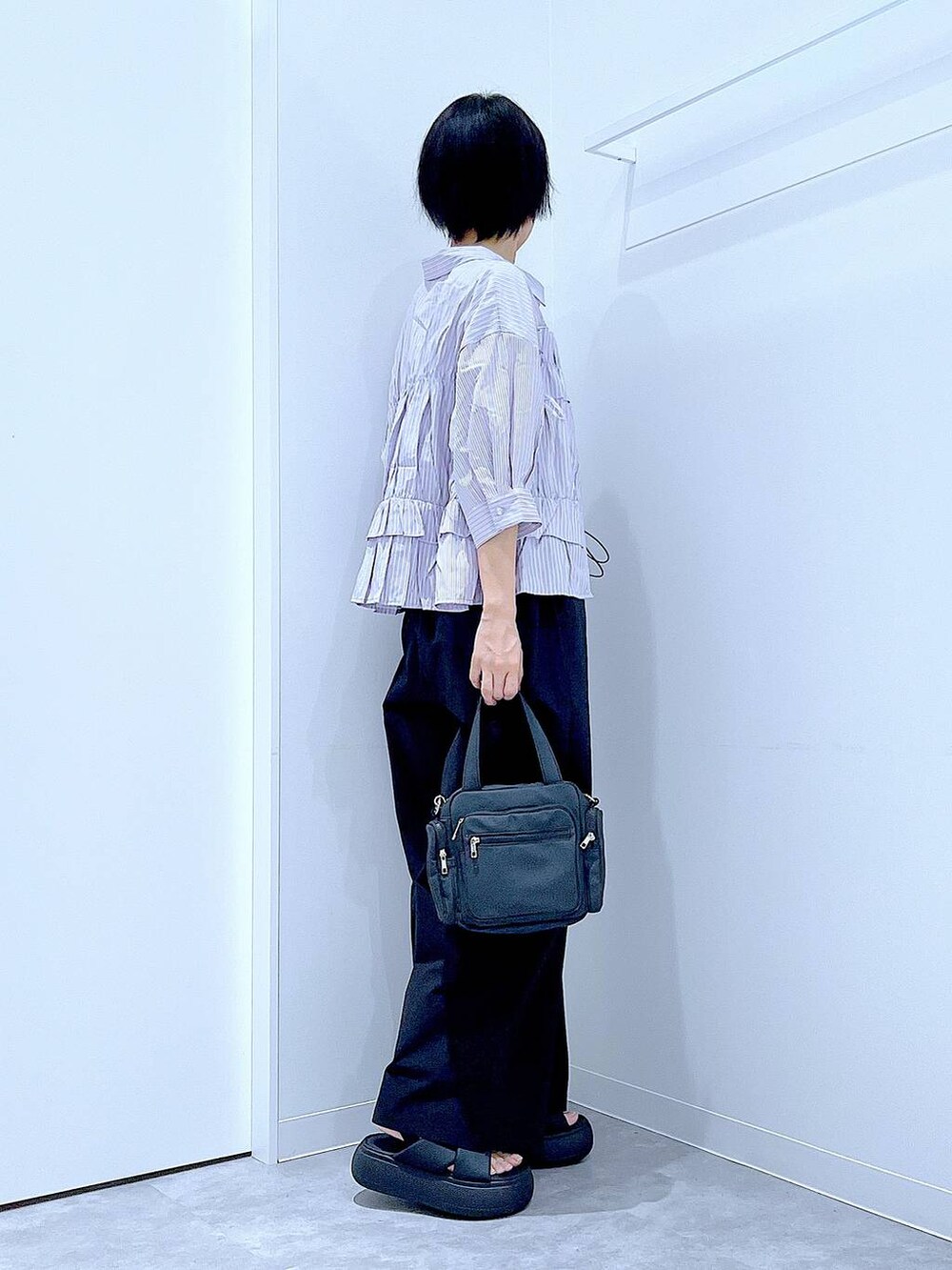 ブラック系のサンダル、ブラック系のその他パンツ、パープル系のシャツ/ブラウスを着用したレディースの夏コーディネートの4枚目の写真