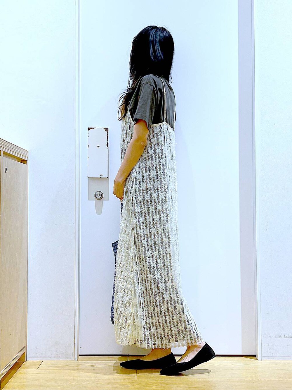 ベージュ系のワンピース、ブラック系のパンプス、ブルー系のトートバッグを着用したレディースの夏コーディネートの3枚目の写真