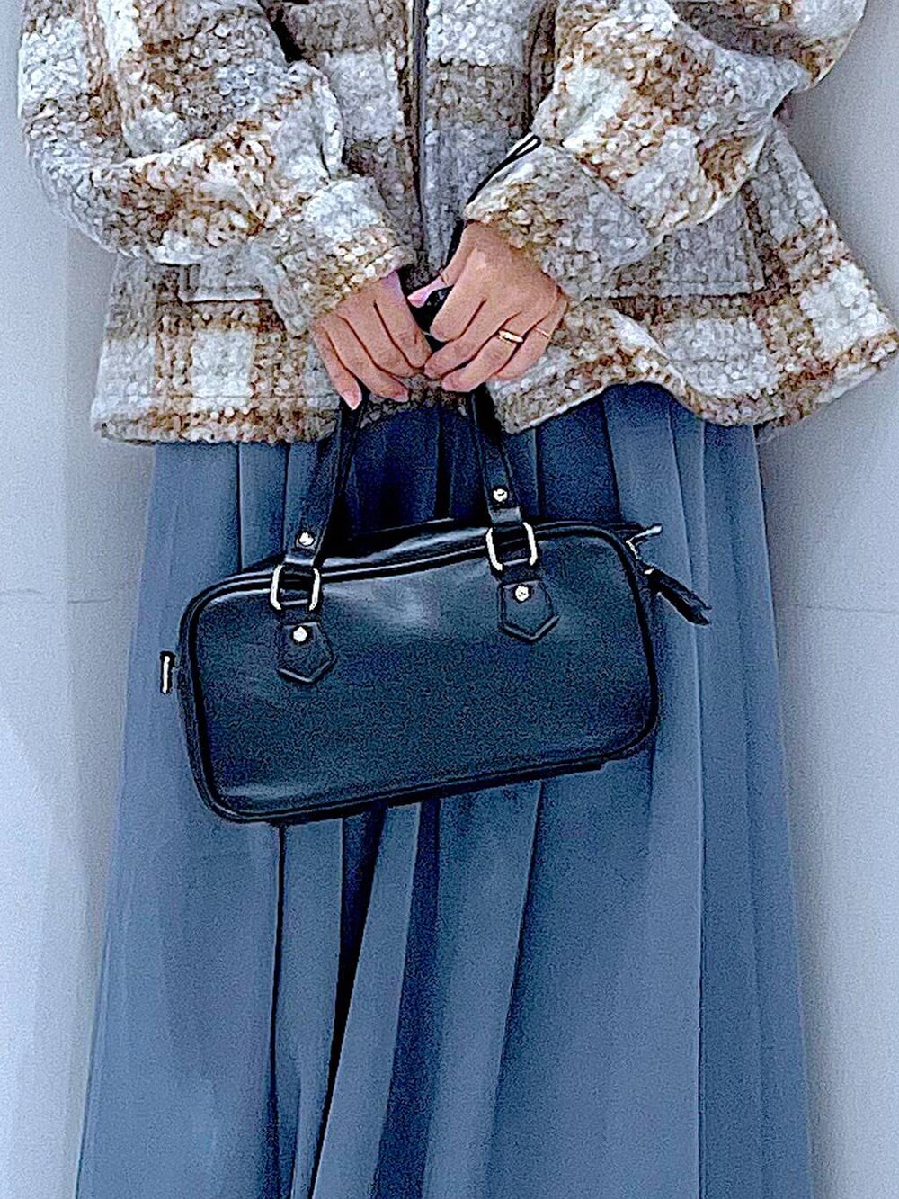 その他のブルゾン、ブラック系のブーツ、ブラック系のショルダーバッグを着用したレディースの秋コーディネートの9枚目の写真