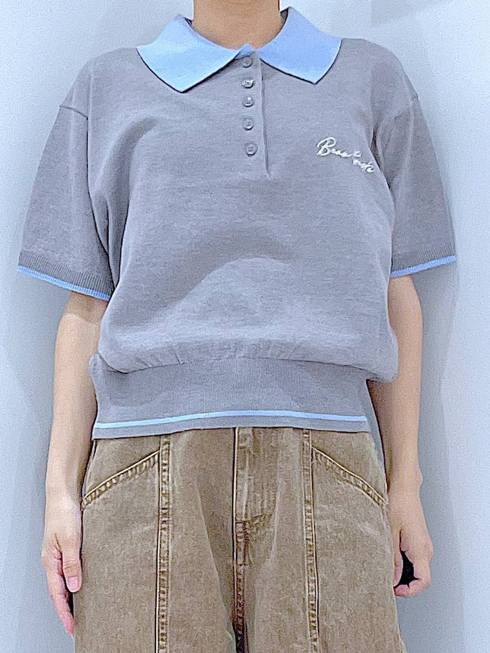 グレー系のショルダーバッグ、ブラック系のサンダル、ベージュ系のデニムパンツを着用したレディースの夏コーディネートの7枚目の写真