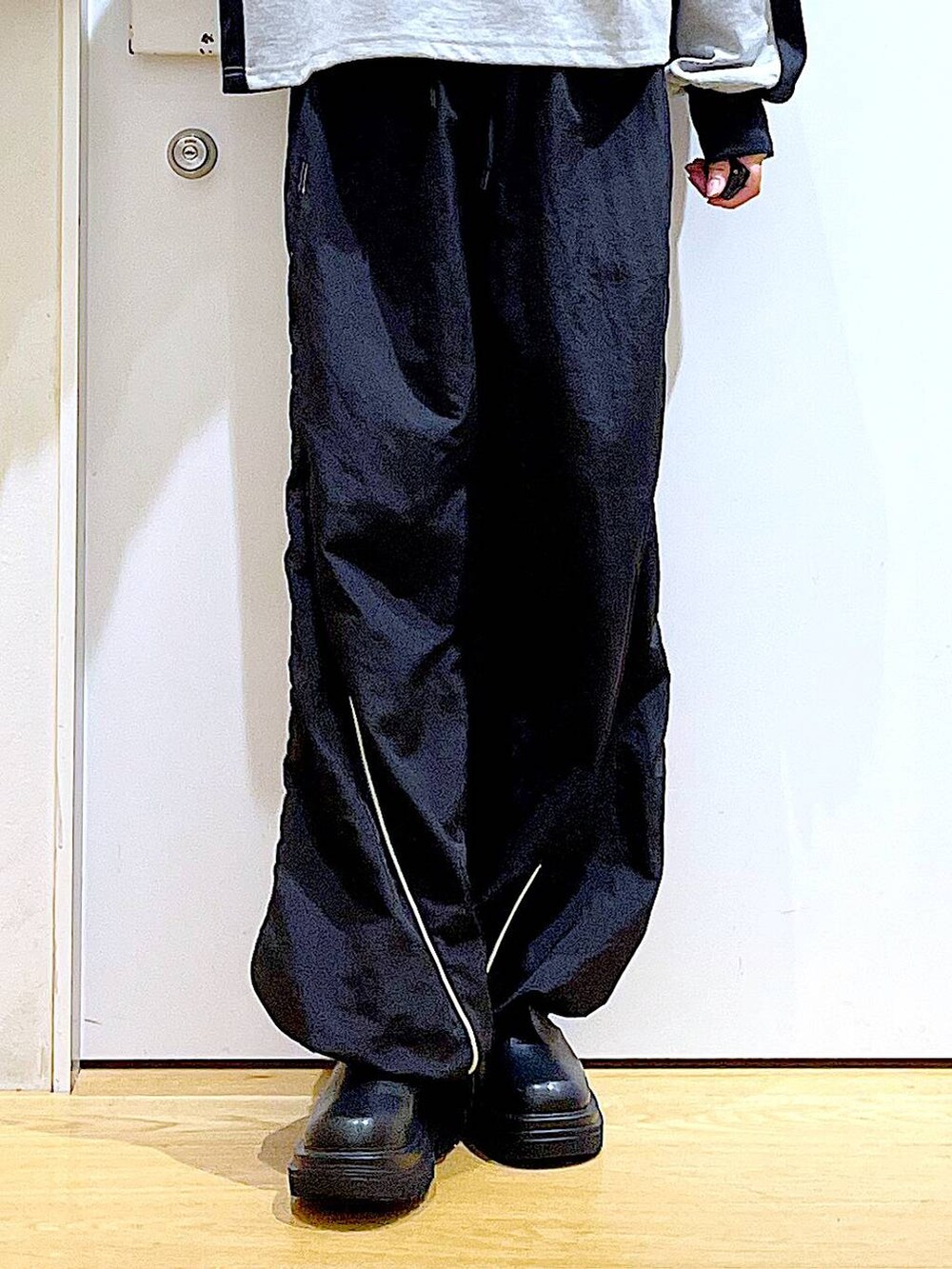 ブラック系のショルダーバッグ、ブラック系のブーツ、グレー系のTシャツ/カットソーを着用したレディースの秋コーディネートの8枚目の写真