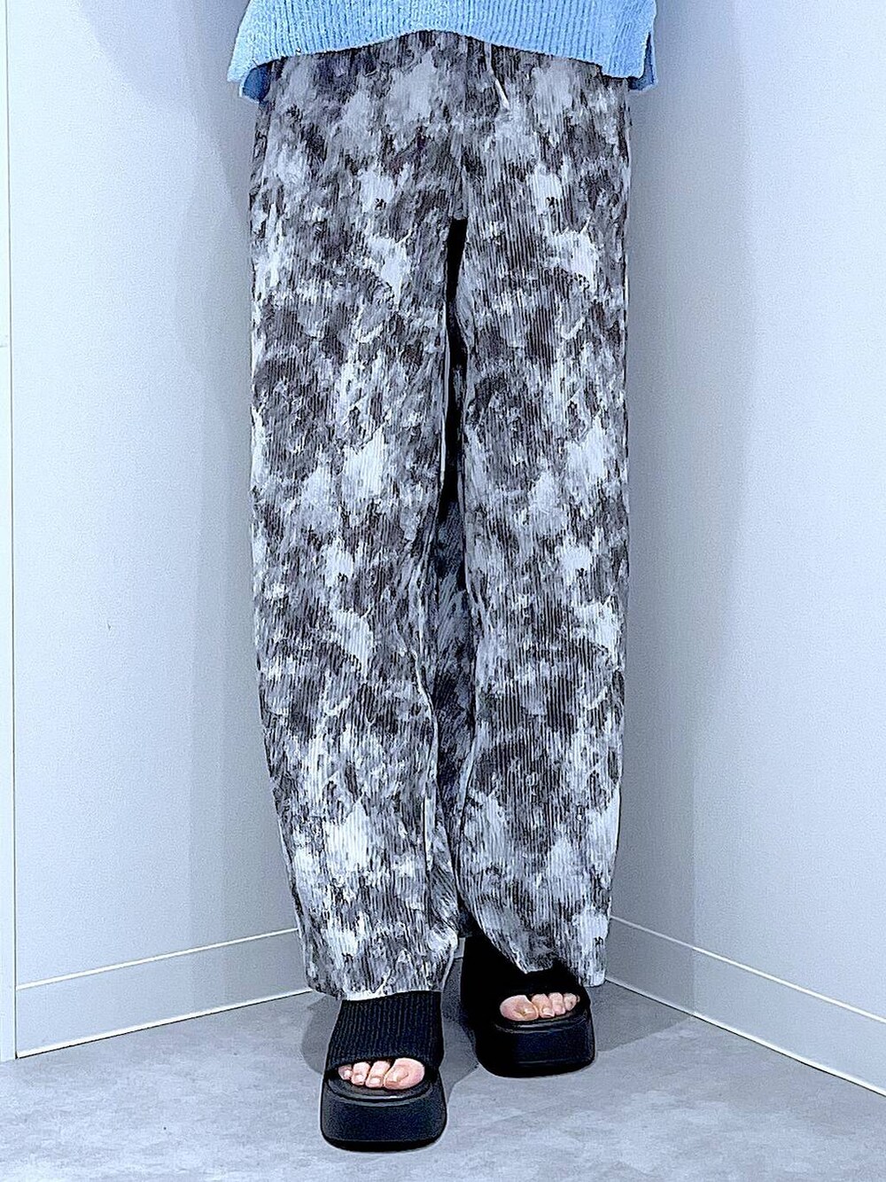 ブラック系のサンダル、ブラック系のショルダーバッグ、グレー系のその他パンツを着用したレディースの夏コーディネートの8枚目の写真