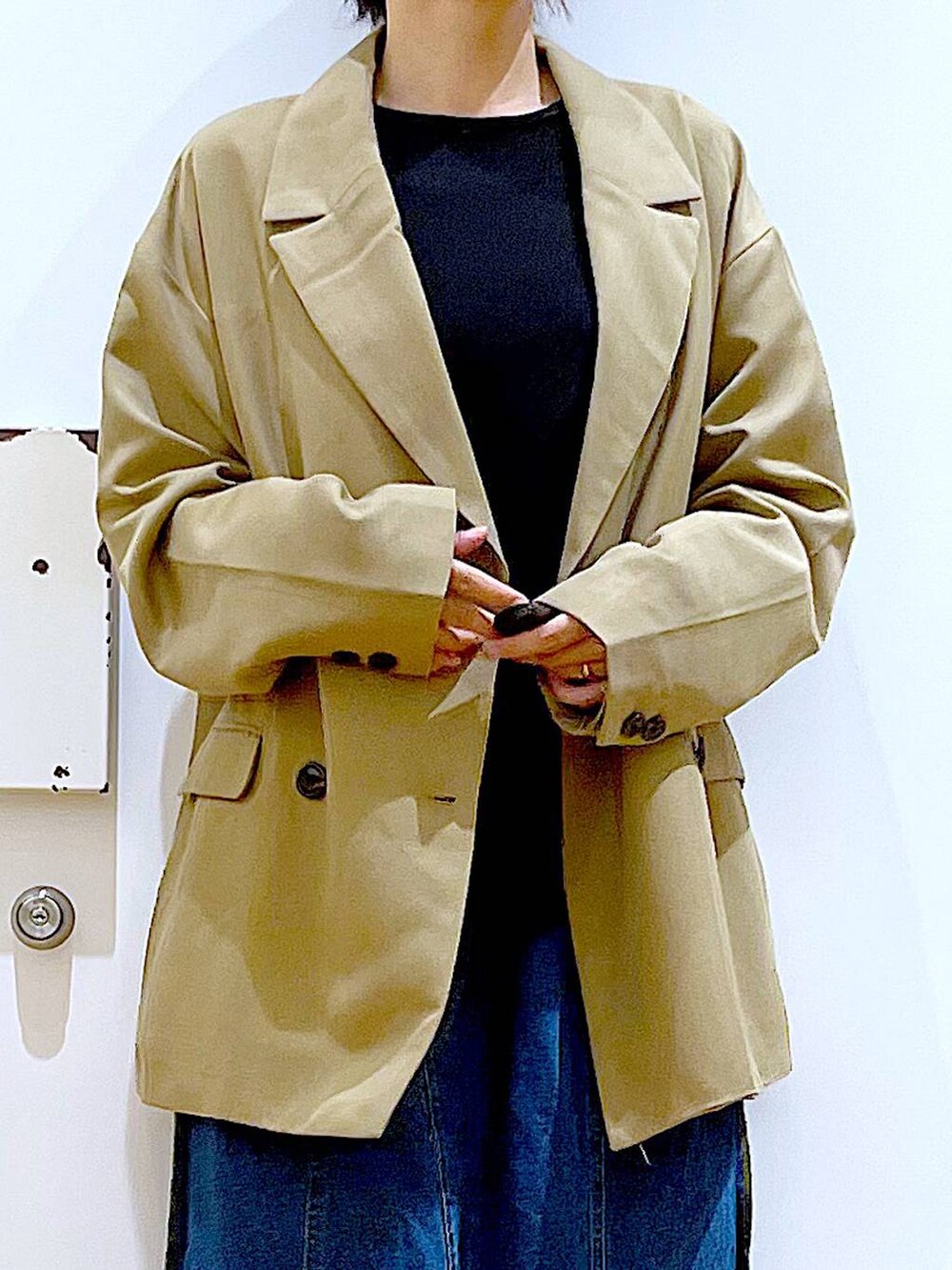 ブラック系のショルダーバッグ、ブラック系のローファー、ブラック系のTシャツ/カットソーを着用したレディースの秋コーディネートの7枚目の写真