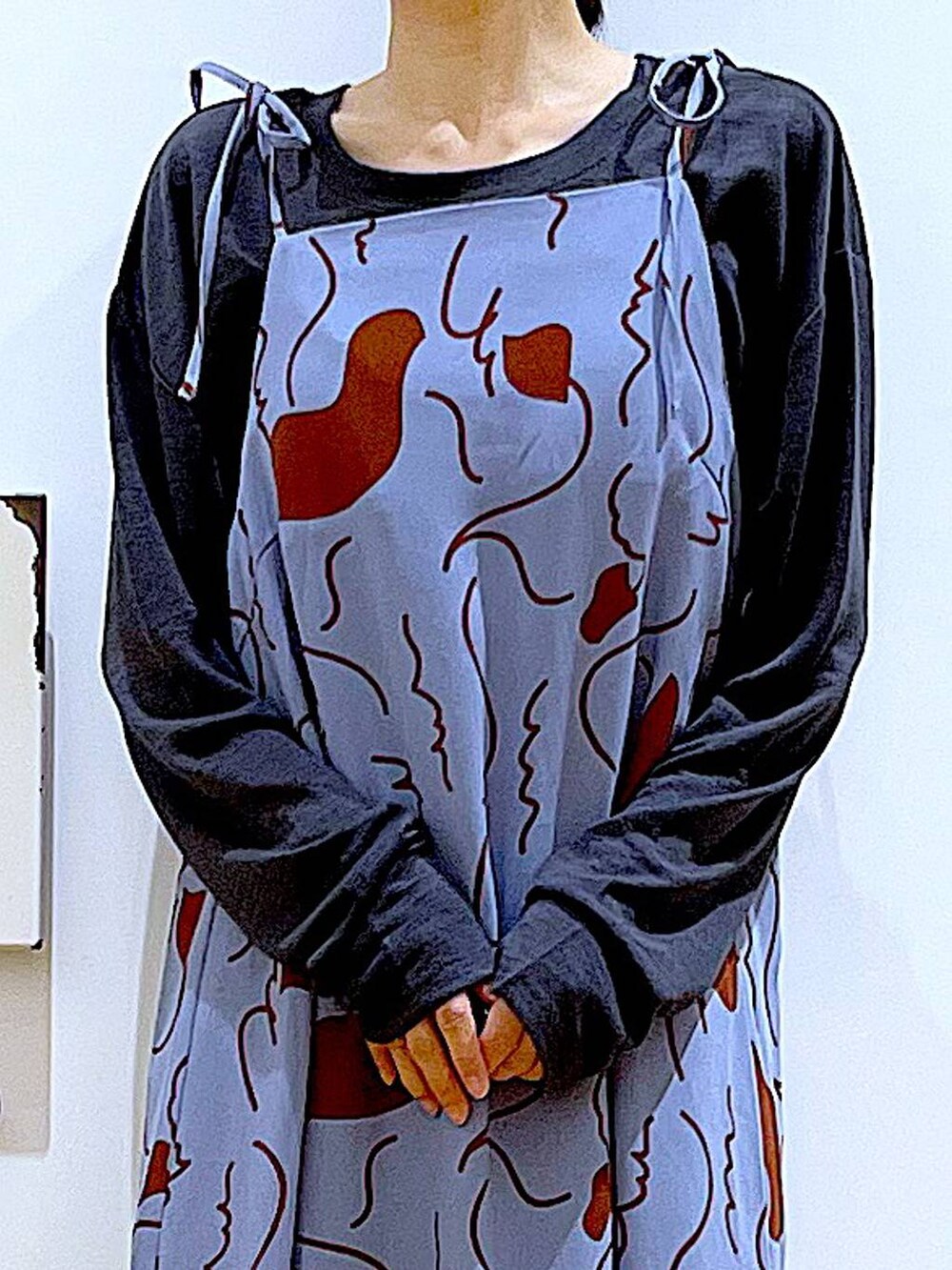 その他のショルダーバッグ、ブラック系のパンプス、ブルー系のワンピースを着用したレディースの春コーディネートの7枚目の写真