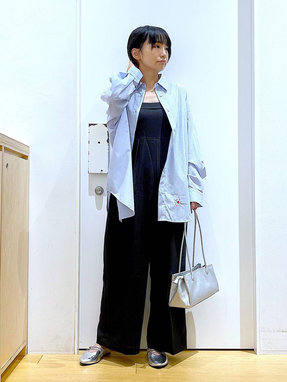 「リラックス、若見え、ゆったり、休日コーデ、骨格ウェーブ、LAKOLE、シャツ、サロペット、カジュアル、シンプルコーデ、着痩せ・細見え、オーバーサイズ、柄シャツ、トートバッグ、パンプス」｜「LAKOLEのギャザーダブルストラップパンプス / 135005（パンプス、シルバー系）」を使った、あおき@LAKOLE海老名さん（レディース・156cm）の秋コーディネートの2枚目の写真