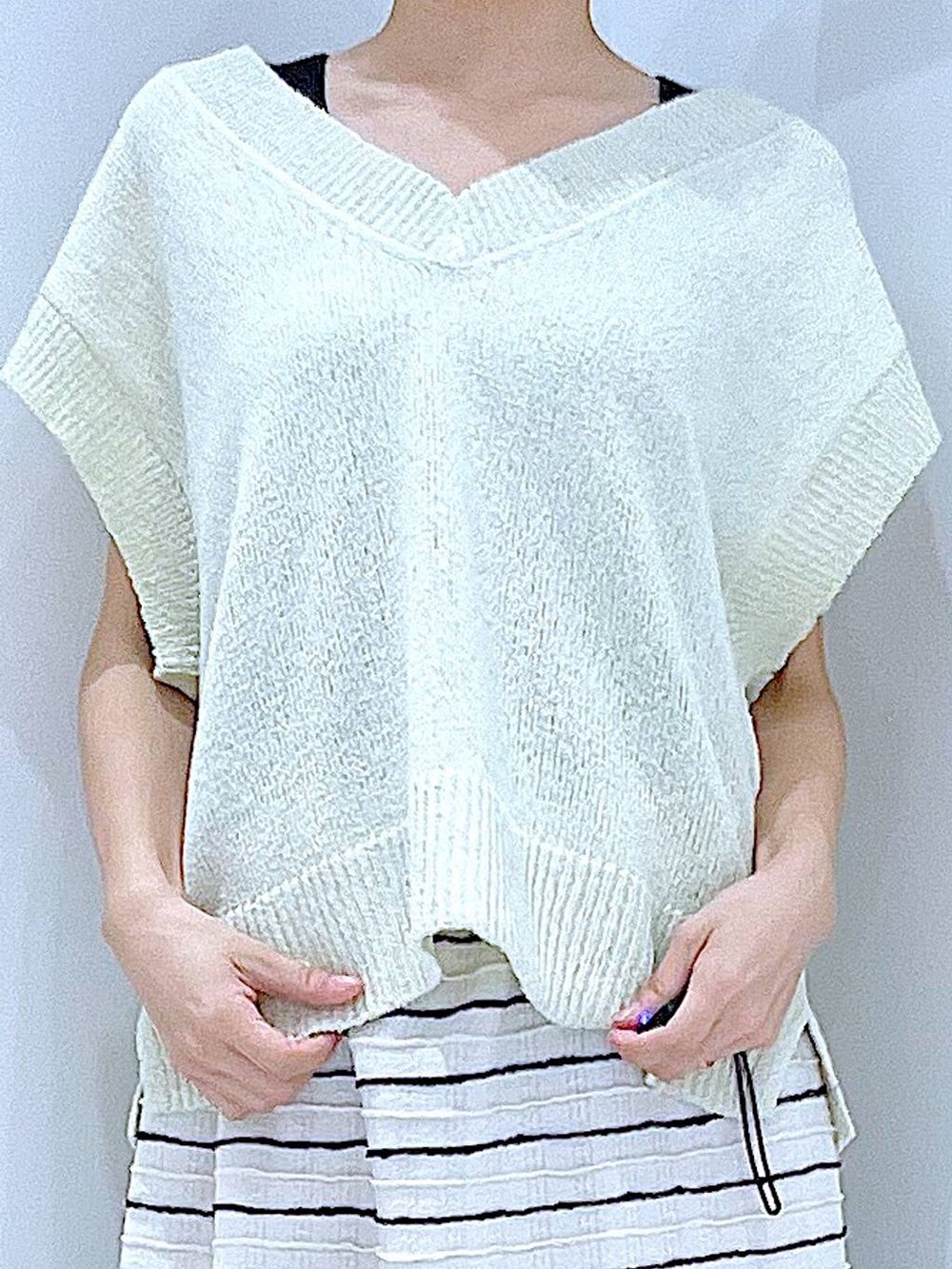 ブラック系のサンダル、イエロー系のショルダーバッグ、ホワイト系のスカートを着用したレディースの夏コーディネートの7枚目の写真