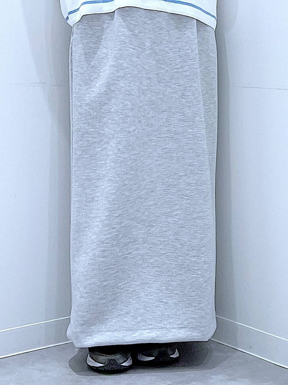 ホワイト系のボストンバッグ、グレー系のスカートを着用したレディースの春コーディネートの8枚目の写真