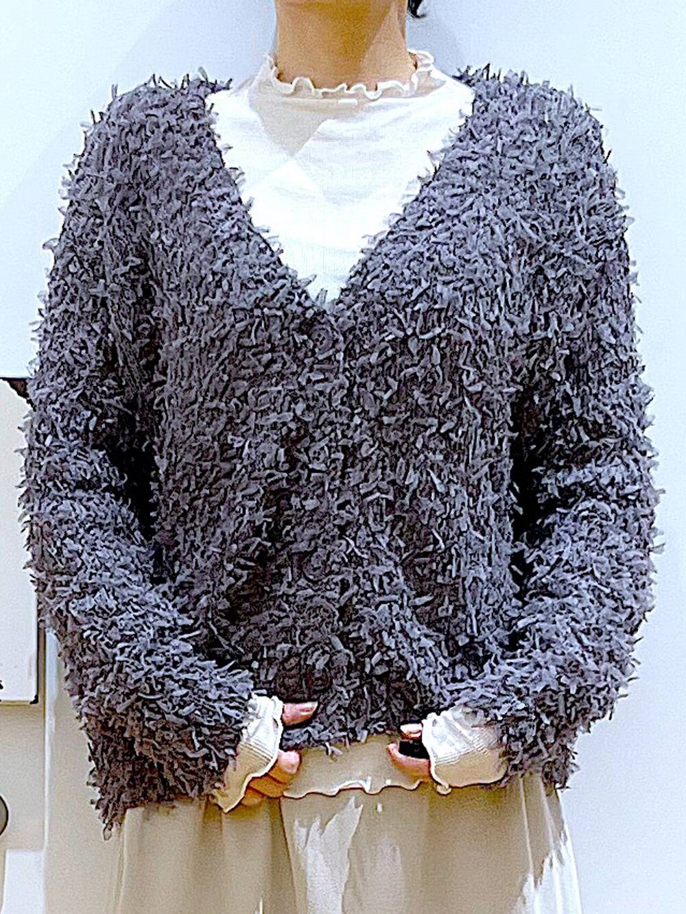 ベージュ系のTシャツ/カットソー、ホワイト系のショルダーバッグ、シルバー系のパンプスを着用したレディースの春コーディネートの7枚目の写真