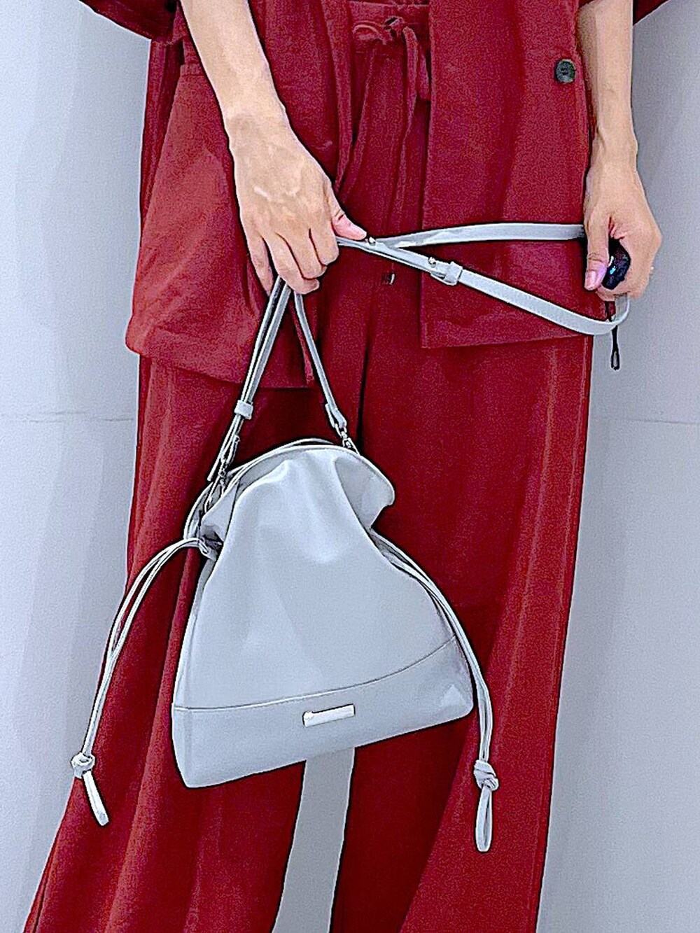 グレー系のハンドバッグ、ブラウン系のその他パンツ、ブラウン系のテーラードジャケットを着用したレディースの夏コーディネートの9枚目の写真