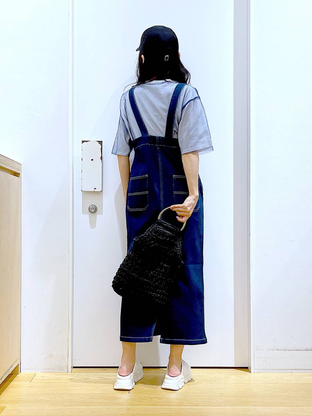 「リラックス、若見え、ゆったり、休日コーデ、骨格ウェーブ、LAKOLE、Tシャツ、キャップ、サンダル、カジュアル、楽ちんコーデ、バッグ、夏コーデ、体型カバー、スカート」｜「LAKOLEのデニムジャンスカ / 102219（ジャンパースカート、ブルー系）」を使った、あおき@LAKOLE海老名さん（レディース・156cm）の春コーディネートの5枚目の写真