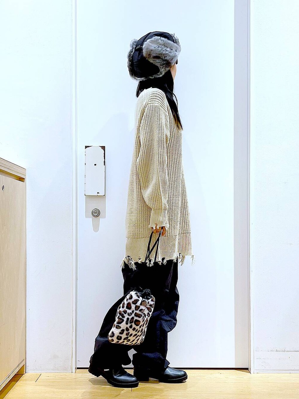 ブラック系のブーツ、その他のショルダーバッグ、ブラック系のカーゴパンツを着用したレディースの冬コーディネートの4枚目の写真