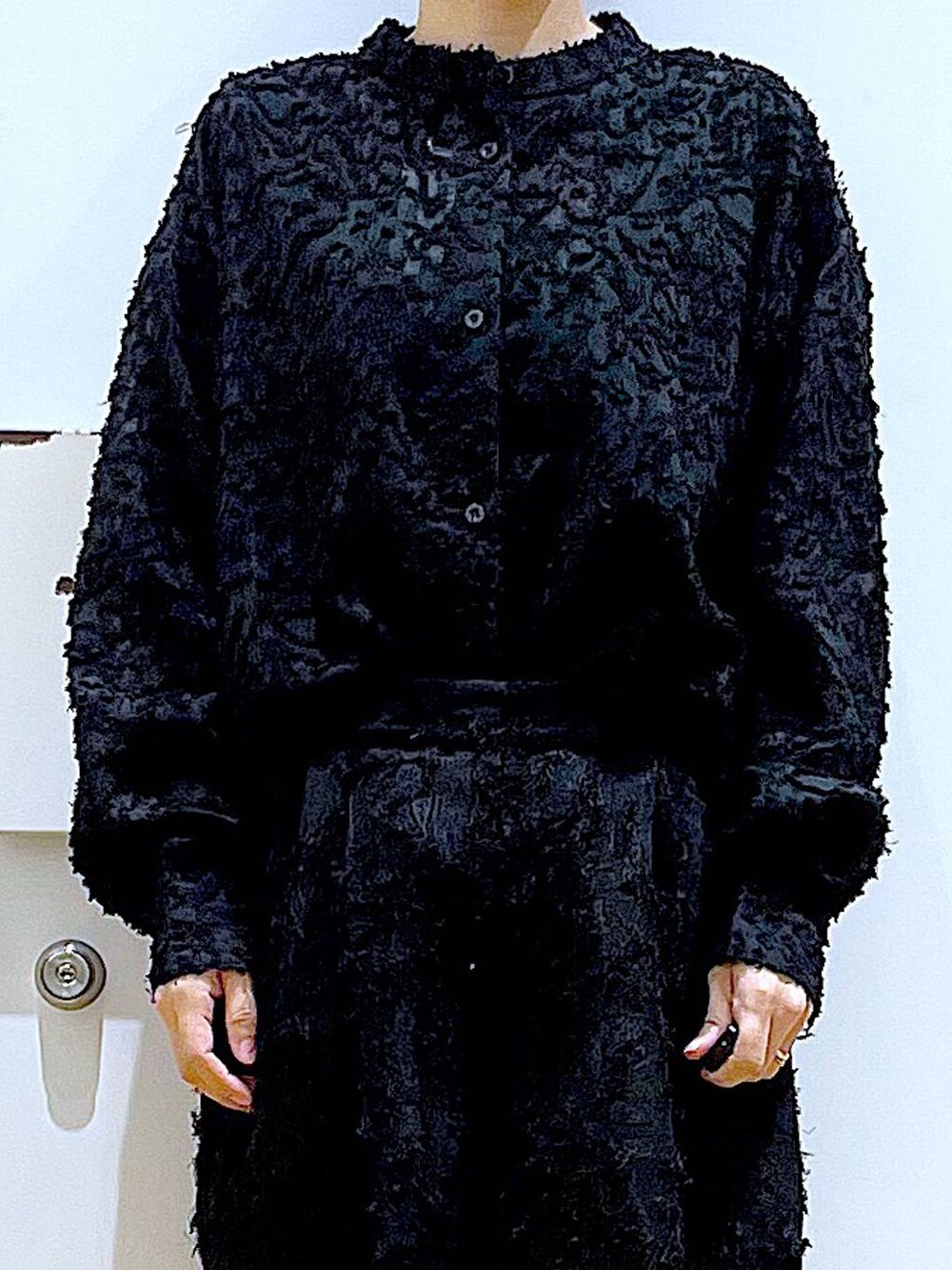 シルバー系のローファー、その他のショルダーバッグ、ブラック系のシャツ/ブラウスを着用したレディースの春コーディネートの7枚目の写真