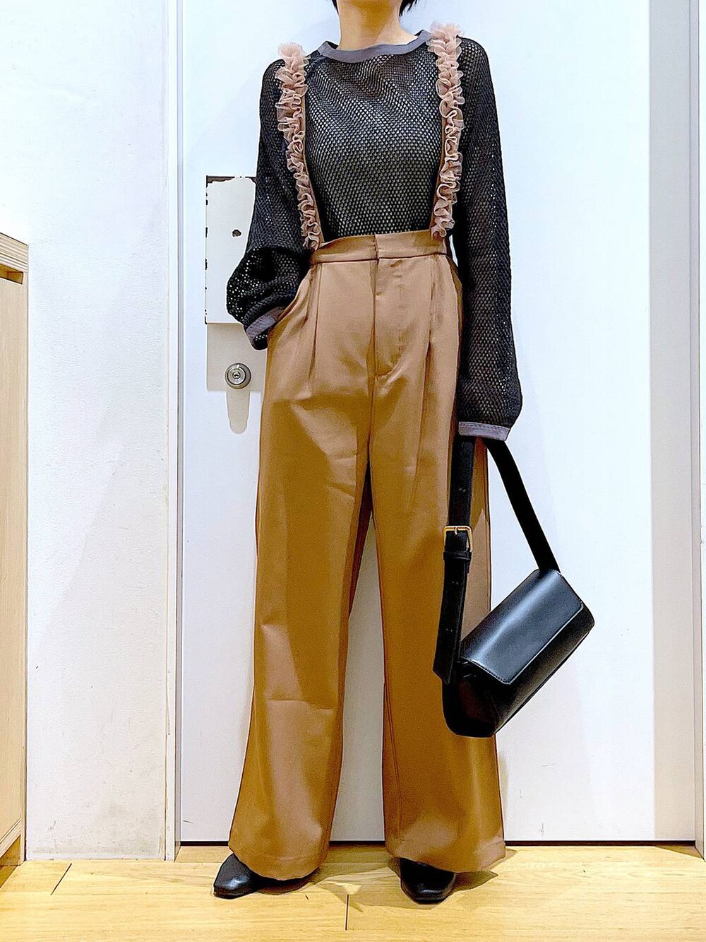 ブラック系のパンプス、ブラック系のショルダーバッグ、ブラウン系のその他パンツを着用したレディースの夏コーディネートの6枚目の写真